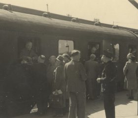 Kārlis Zariņš no Amsterdamas ātrvilciena atvadās no latviešiem pirms došanās atpakaļ uz Londonu. Herforda, 1949. gada 2. maijs. Avots: LNA_LVA, F2263_1_242, 132. lp.