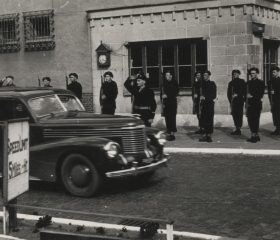 Angļu armijas 53. Civil Mixed Depot goda sardze sagaida Kārli Zariņu Osnabrikas nometnē. 1949. gada 22. aprīlis. Avots: LNA_LVA, F2263_1_242, 13. lp.