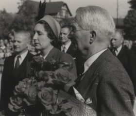 Kārlis un Henriete Zariņi latviešu bēgļu nometņu apmeklējuma laikā Vācijā, ASV okupācijas zonā. 1949. gada oktobris. Avots: LNA_LVA, F2263_1_242, 16. lp.