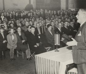 Kārlis Zariņš uzrunā tautiešus bēgļu nometnē Augsburgā, 1949. gada oktobris. Avots: LNA_LVA, F2263_1_242, 20. lp.
