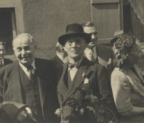 Kārlis Zariņš un Lietuvas sūtnis Broņus Kazis Balutis Grēvenes nometnē. 1949. gada 23. aprīlis. Avots: LNA_LVA, F2263_1_242, 34. lp.