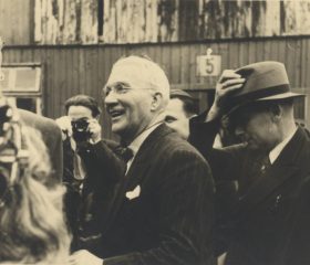 Kārli Zariņu sagaida Oldenburgas Mežotnes nometnē. 1949. gada 25. aprīlis. Foto: P. Blums. Avots: LNA_LVA, F2263_1_242, 3. lp.