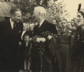 Kārli un Henrieti Zariņus sagaida Hamštetenes bēgļu nometnē. 1949. gada 24. oktobris. Avots: LNA_LVA, F2263_1_242, 47. lp.
