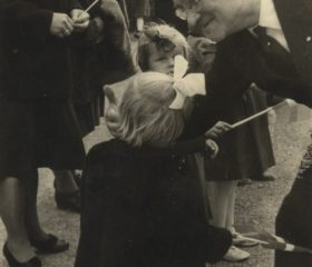 Kārli un Henrieti Zariņus sagaida Hamštetenes bēgļu nometnē. 1949. gada 24. oktobris. Avots: LNA_LVA, F2263_1_242, 54. lp.