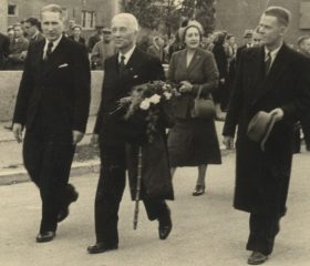 Kārli un Henrieti Zariņus sagaida Hamštetenes bēgļu nometnē. 1949. gada 24. oktobris. Avots: LNA_LVA, F2263_1_242, 56. lp.