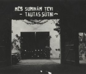 Gatavošanās Kārļa Zariņa sagaidīšanai Insulas latviešu nometnē pie Berhtesgādenes. 1949. gada oktobris. Avots: LNA_LVA_F2263_1_242, 86. lp.