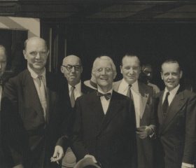 Kārlis Zariņš ierodas Ņujorkā ASV saistībā ar sūtņa Jūlija Feldmaņa nāvi. 1953. gads. Foto redzami Ādolfs Klīve, Anatols Dinbergs, Alfrēds Bērziņš, Kārlis Zariņš, Arvīds Bļodnieks, Vilis Masēns, baletu meistars Harijs Plūcis. Avots: LNA_LVA, F2263_1_252, 3.lp.