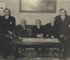 Latvijas Sarkanā krusta valdes sēde Freiburgā Vācijā 1956. gada aprīlī. No kreisās: Roberts Liepiņš, Voldemārs Skaistlauks, Kārlis Zariņš, Oskars Voits, Teodors Grīnbergs, Ādolfs Šilde, Spricis Paegle. Avots: LNA_LVA, F2263_1_253, 2.lp.