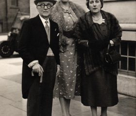 Sūtnis un ārkārtējo pilnvaru nesējs Kārlis Zariņš ar meitu Marie Annu (pa vidu) un sievu Henrieti Londonas ielās, 20. gs. 50. gadi. Foto: Portman Press Bureau. Avots: LNA_LVA, F2263_1_228, 2. lp.
