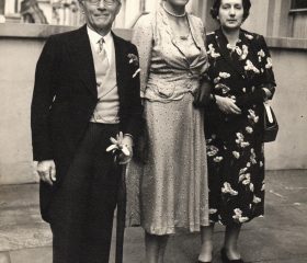 Sūtnis un ārkārtējo pilnvaru nesējs Kārlis Zariņš ar meitu Marie Annu (pa vidu) un sievu Henrieti Londonas ielās, 20. gs. 50. gadi. Foto: Portman Press Bureau. Avots: LNA_LVA, F2263_1_228, 9. lp.
