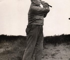 Kārlis Zariņš atpūtas brīdī, spēlējot golfu. 1939. gads. Avots: LNA_LVA, F2263_1_235, 16. lp.