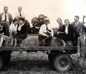 Kārlis Zariņš atpūtas brīdī Lielbritānijas laukos. 20. gadsimta 50. gadi. Avots: LNA_LVA, F2263_1_235, 2. lp.