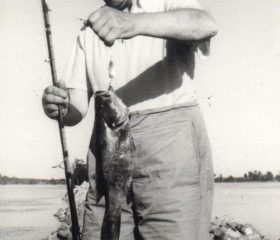Kārlis Zariņš atpūtas brīdī dabā, makšķerējot Kanādā. 1952. gads. Avots: LNA_LVA, F2263_1_235, 8. lp.