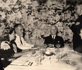 Kārlis Zariņš dinejā Romā pie pāvesta prelāta Vatikānā, Latvijas interešu aizstāvja Itālijā Jāzepa Čamana. 1950. gada septembris. Avots: LNA_LVA, F2263_1_237, 2. lp.
