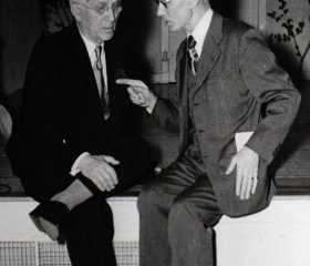 Kārlis Zariņš ar savu tuvu draugu Rūdolfu Veidemani kādā diskusijā Kanādā. 1952. gads. Avots: LNA_LVA, F2263_1_237, 29. lp.