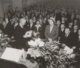 Albuma svinīgā pasniegšana Hohfeldas bēgļu nometnē Augsburgā 1949. gada 25. oktobrī. Avots: LNA_LVA, F2263_US1_GV173, 96. lp