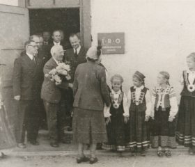 Kārlis Zariņš apmeklē IRO administrāciju Ausmas latviešu nometnē Kleinkecā 1949. gada 26. oktobrī. Avots: LNA_LVA, F2263_1_174, 104. lp.