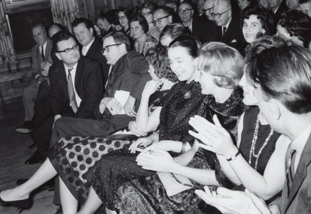 Žurnāla ”Jaunā Gaita” autoru vakars Klīvlendā, ASV. 1. rindā no kreisās: 1. inženieris un sabiedriskais darbinieks Dailons Laimdots Stauvers, 2. vēsturnieks Jānis Krēsliņš, 3. dzejniece Rita Gāle, 4. dzejniece Velta Toma, 5. rakstniece Rita Liepa, 6. dzejniece Baiba Bičole, 7. dzejnieks Gunars Saliņš. Aiz Dailoņa Laimdota Stauvera redzams dzejnieks Valdis Krāslavietis. Grupas foto. Foto: R. Upe. 1962. gada 1. maijs. Avots: LNA_LVA_F3084_2V_3, 1. lp.