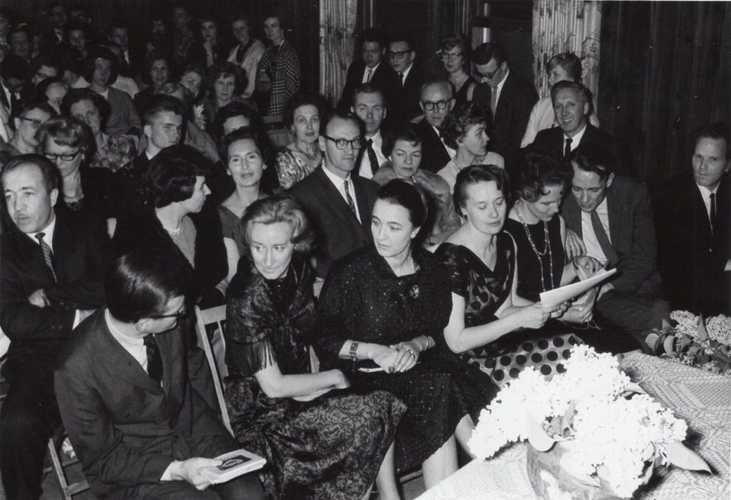 Žurnāla ”Jaunā Gaita” autoru vakars Klīvlendā, ASV. 1. rindā no kreisās: 1. vēsturnieks Jānis Krēsliņš, 2. rakstniece Rita Liepa, 3. dzejniece Velta Toma, 4. dzejniece Rita Gāle, 6. dzejniece Baiba Bičole, 7. dzejnieks Gunars Saliņš, 8. dzejnieks Linards Tauns. Grupas foto. Foto: R. Upe. 1962. gada 1. maijs. Avots: LNA_LVA_F3084_2V_3, 2. lp.