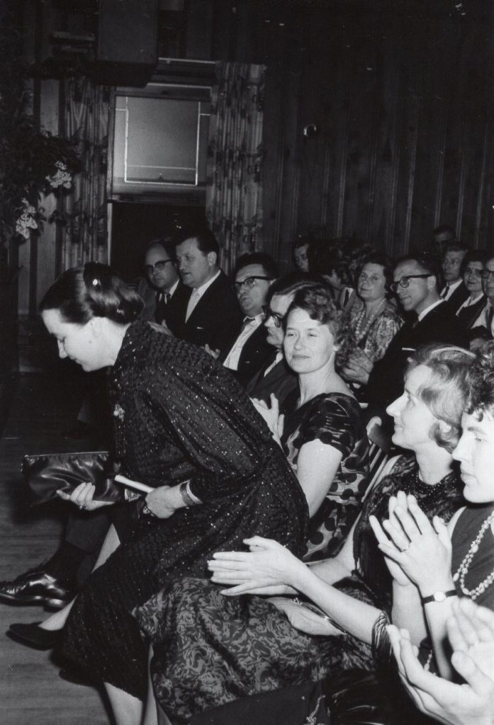 Žurnāla ”Jaunā Gaita” autoru vakars Klīvlendā, ASV. 1. rindā no kreisās: 1. inženieris un sabiedriskais darbinieks Dailons Laimdots Stauvers, 2. vēsturnieks Jānis Krēsliņš, 3. dzejniece Rita Gāle, 4. dzejniece Velta Toma, 5. rakstniece Rita Liepa, 6. dzejniece Baiba Bičole. Grupas foto. Foto: R. Upe. 1962. gada 1. maijs. Avots: LNA_LVA_F3084_2v_3, 3. lp.