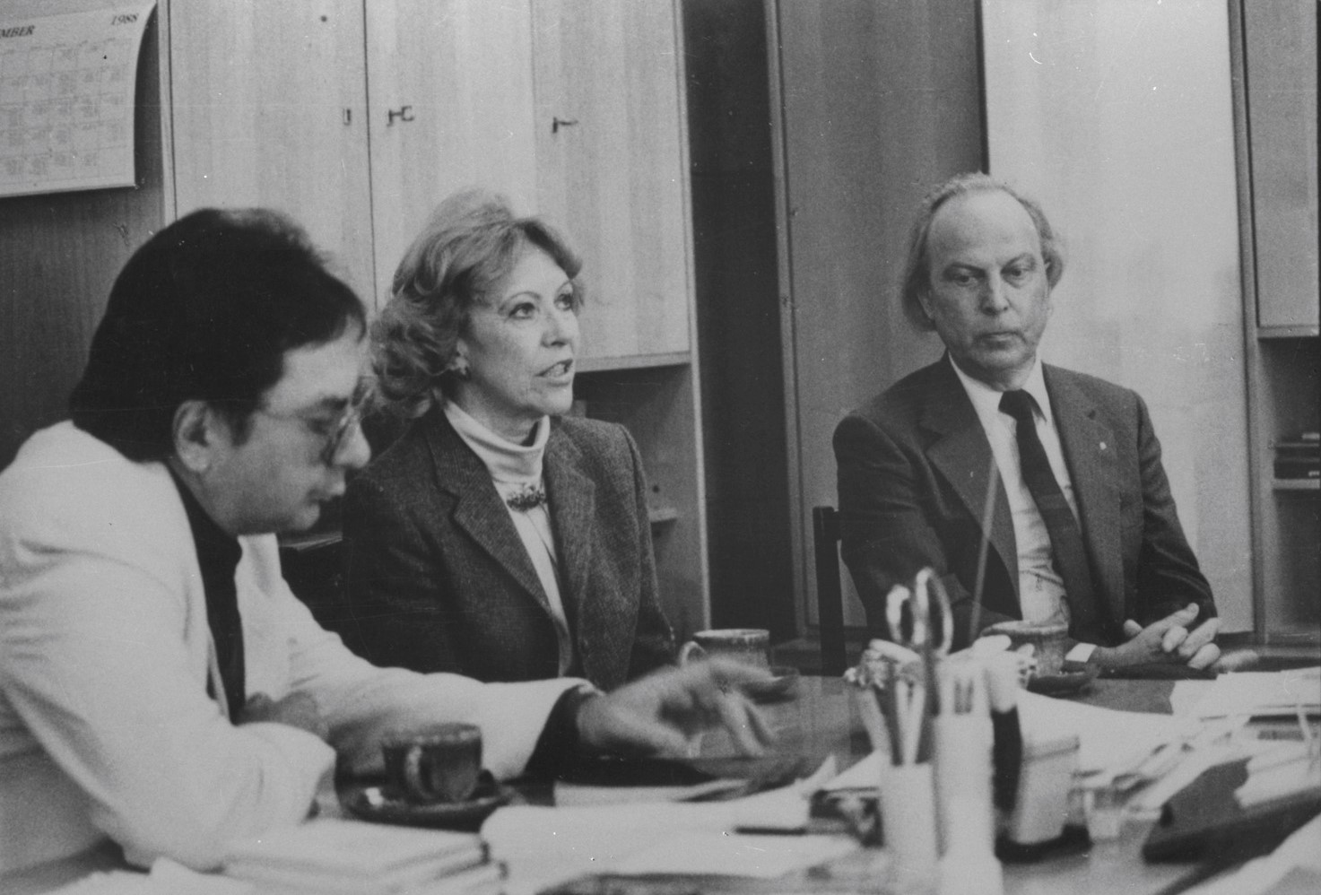 Laikraksta "Literatūra un Māksla" redakcijā viesi no Oklahomas (ASV). No kreisās: 1. laikraksta redaktors Māris Čaklais, 2. Toronto žurnāla "Jaunā Gaita" darbiniece (1961-1982), dzejniece un atdzejotāja Astrīde Ivaska, 3. Oklahomas universitātes jauno valodu profesors, dzejnieks, grafiķis un žurnāla "World Literature Today" atbildīgais (1967-1991) redaktors Ivars Ivasks. Avots: LNA_KFFDA_F1_4_123013