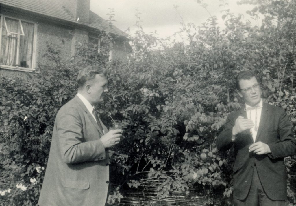 No kreisās: Aivars Ruņģis un Valters Nollendorfs. Zigrīdas Daškevicas uzaicināti ciemos pie māsas Margaritas Putces (dz. Daškevicas) Anglijā, 20. gs. 50.-60. gadi. Avots: Latvieši pasaulē - muzeja un pētniecības centra krājums.