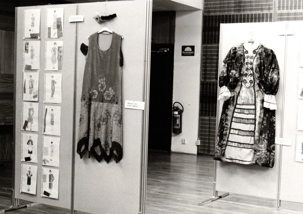 Fotoattēls no E. Daugavietes- Lapukinas teātra kostīmu izstādes Stokholmā, 1986. gads. Avots: LNA_LVA_F2070_1v_13, 28. lp.
