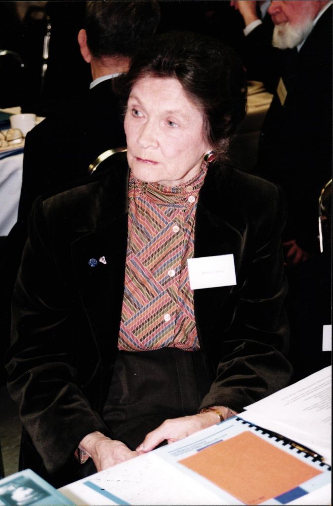 Elma Miniate Latviešu Nacionālās apvienības Kanādā (LNAK) padomes sesijā. 1999. gada 10. aprīlis. Fotogrāfs: Hugo Miķelsons, Ontārio, Kanāda. Avots: LNA_LVA_F2570_1v_151, 12. lp.