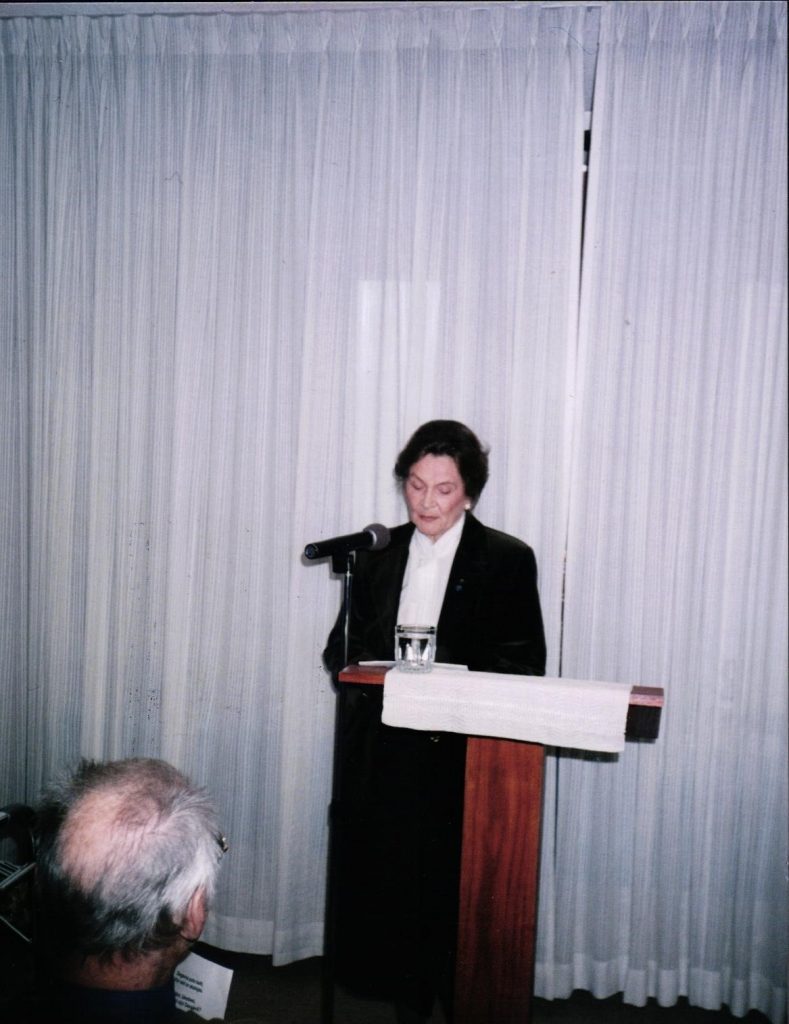Elma Miniate saka uzrunu “Par latvieti dzimt mums bija lēmis Dievs” pasākumā latviešu aprūpes namā “Kristus dārzs” Vudbridžā, Kanādā. 1999. gada 11. novembris. Avots: LNA_LVA_F2570_1v_151, 30. lp.