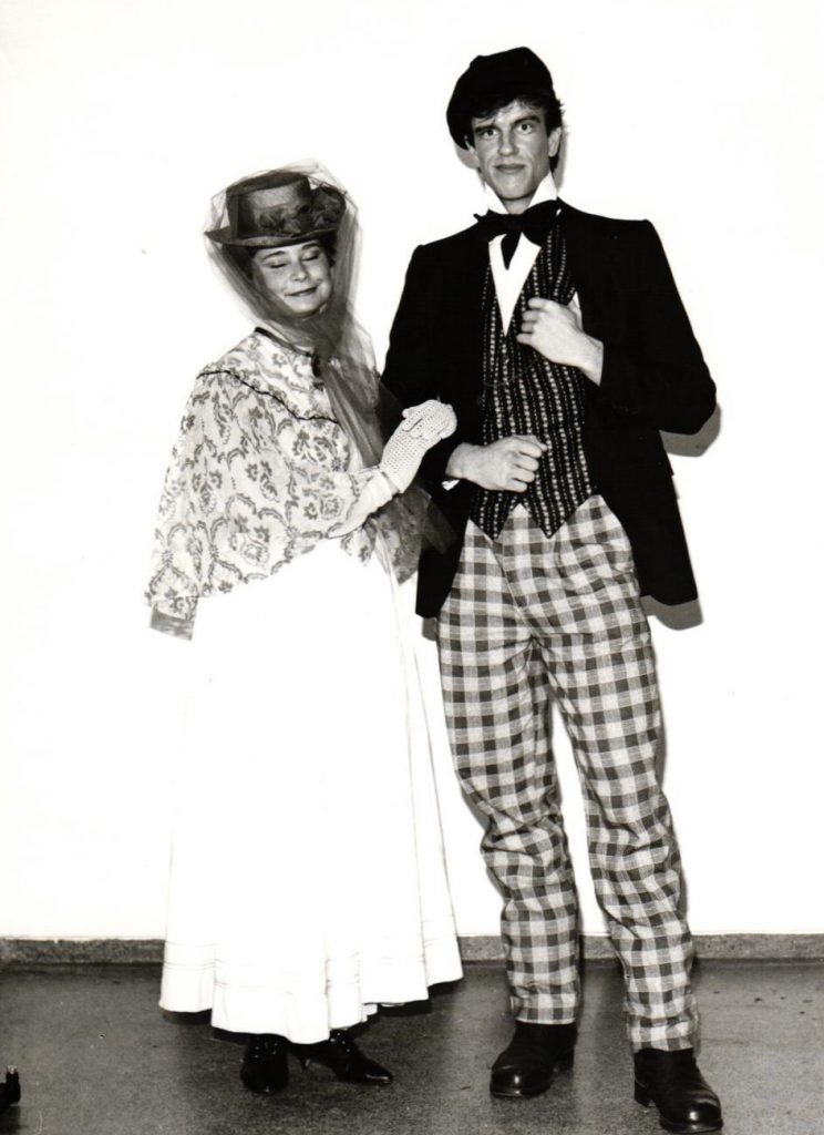 Zāras un Joskes atveidotāji E. Daugavietes-Lapukinas veidotajos kostīmos Stokholmas Latviešu teātra iestudētajai R. Blaumaņa lugai “Skroderdienas Silmačos”. Foto L. Niedre. 1986. gads. Avots: LNA_LVA_F2070_1v_12, 6. lp.