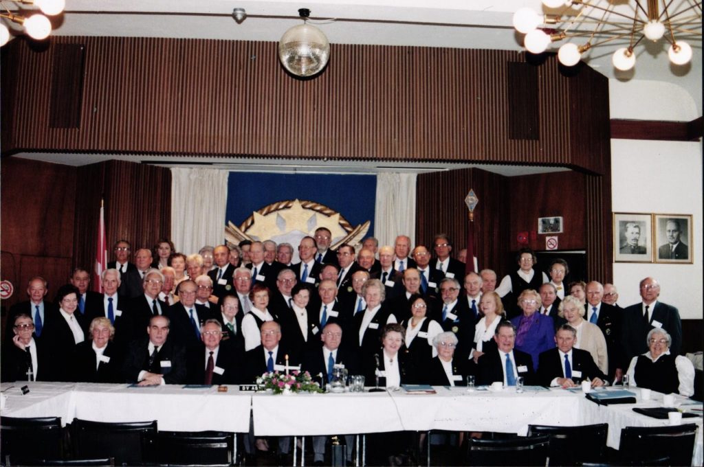 Elma Miniate Daugavas Vanagu organizācijas Kanādā delegātu sapulcē. 1999. gads. Avots: LNA_LVA_F2570_1v_151, 8. lp.
