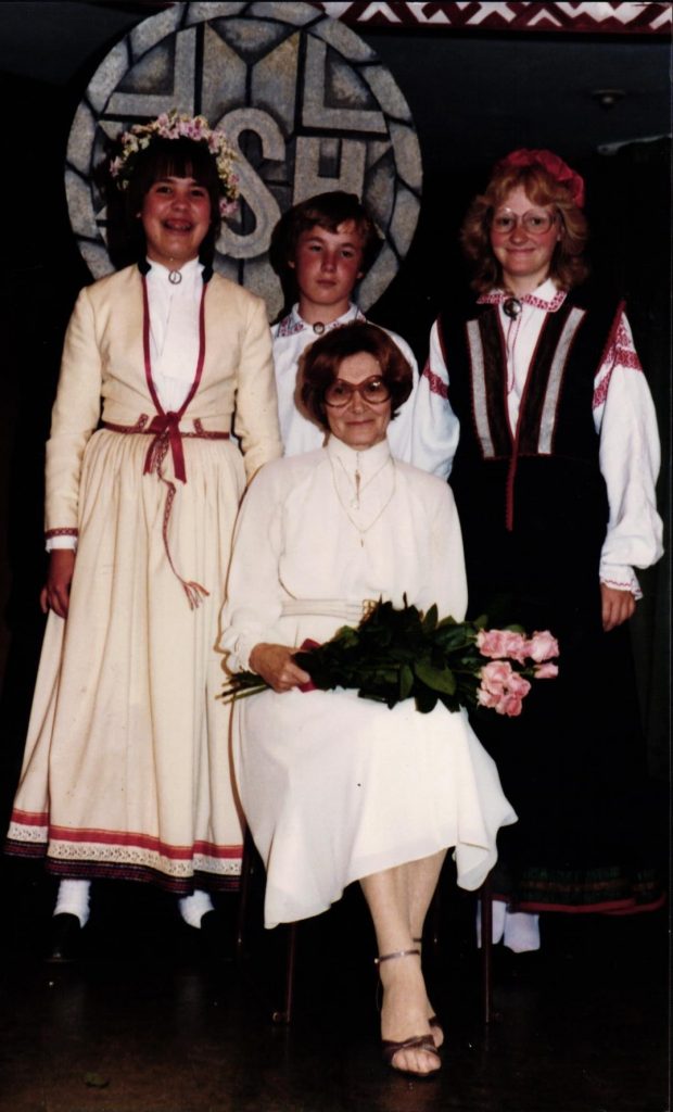 Elma Miniate kopā ar skolēniem latviešu skolas Hamiltonā, Kanādā, pamatskolas programmas izlaidumā. 1970. – 1980. gadi. Avots: 2_LNA_LVA_F2570_1v_151, 63. lp.