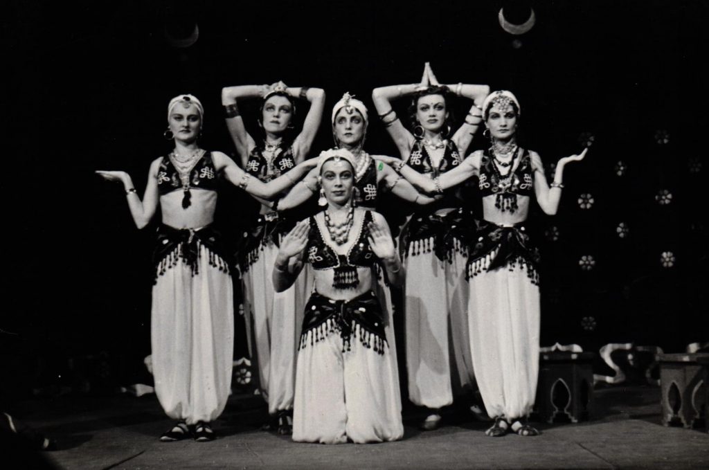 Aina no izrādes "Pērs Gints" iestudējuma Dailes teātrī, 1939. gads. 2. rindā no kreisās: 5. Elza Daugaviete-Lapukina. Avots; LNA_LVA_F2070_1v_18, 6. lp.