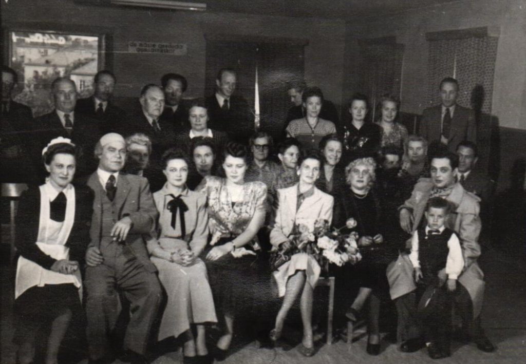 Latviešu teātra kolektīvs pēc nospēlētas izrādes Erebrū, Zviedrijā, 1949. gads. 1. rindā no kreisās: 5. ar ziediem rokās Elza Daugaviete-Lapukina.Avots: LNA_LVA_F2070_1, 15. lp.