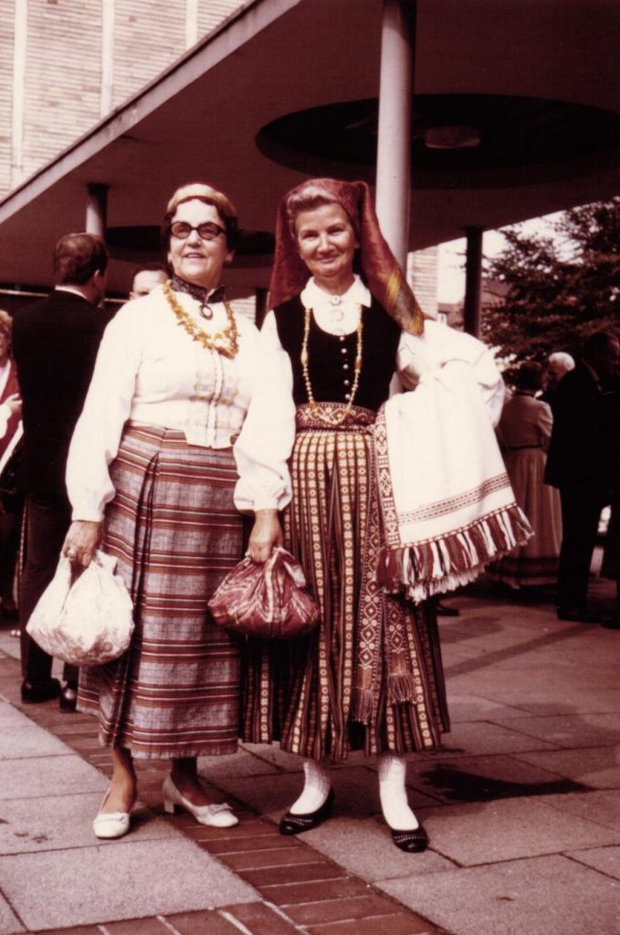 Elza Daugaviete-Lapukina, no kreisās 2. Eiropas latviešu Dziesmu svētkos Hannoverē, Vācijā. 1968. gads. Avots: LNA_LVA_F2070_1_51