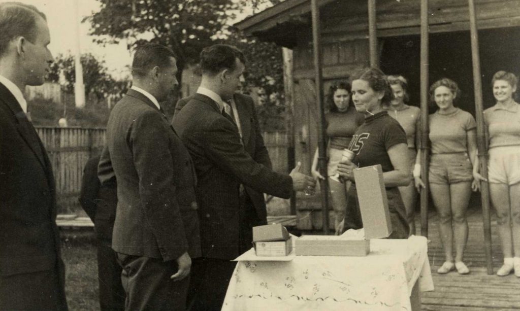 Airēšanas sezonas slēgšana, Lilija Dunsdorfa saņem apbalvojumu. 20. gs. 40. gadu sākums. Avots: LNA_LVA_F2423_1-v_8, 37. lp.