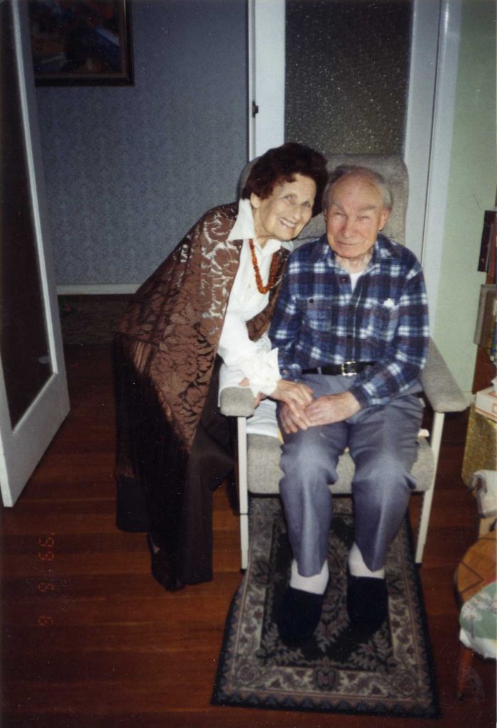 Lilija un Edgars Dunsdorfi savās mājās pirms Lilijas došanās uz Melburnas latviešu biedrības namu saņemt Trīs Zvaigžņu ordeņa goda zīmi, 1999. gada 6. jūnijs. Avots: LNA_LVA_F2423_1-v_467, 65. lp.