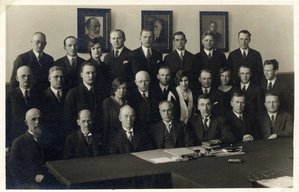 Pēc laimīgi izturētiem gala pārbaudījumiem LU Lauksaimniecības fakultātē 1933. gada maijā. 3. rindā 3. no kreisās Lilija Dunsdorfa. Avots: LNA_LVA F2423_1-v_466, 1. lp.