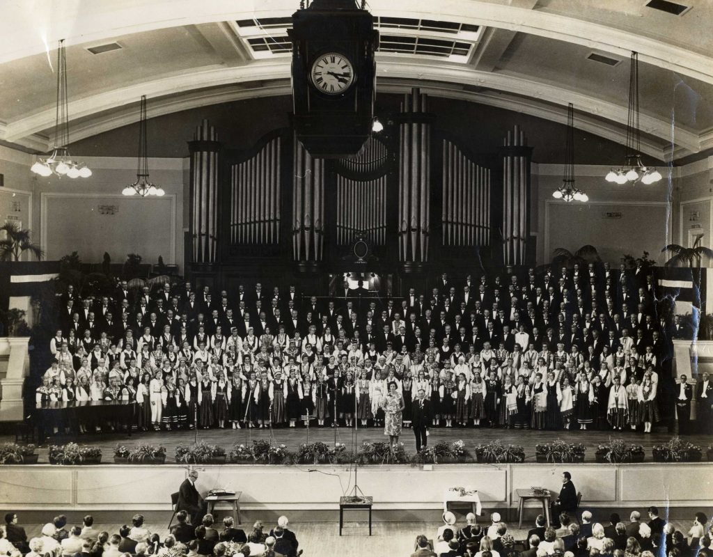 Marie Anna Zariņa atklāj 4. Eiropas latviešu Dziesmu svētkus Londonā, 1977. gads. Avots: LNA_LVA_F2263_1_255, 2. lp.