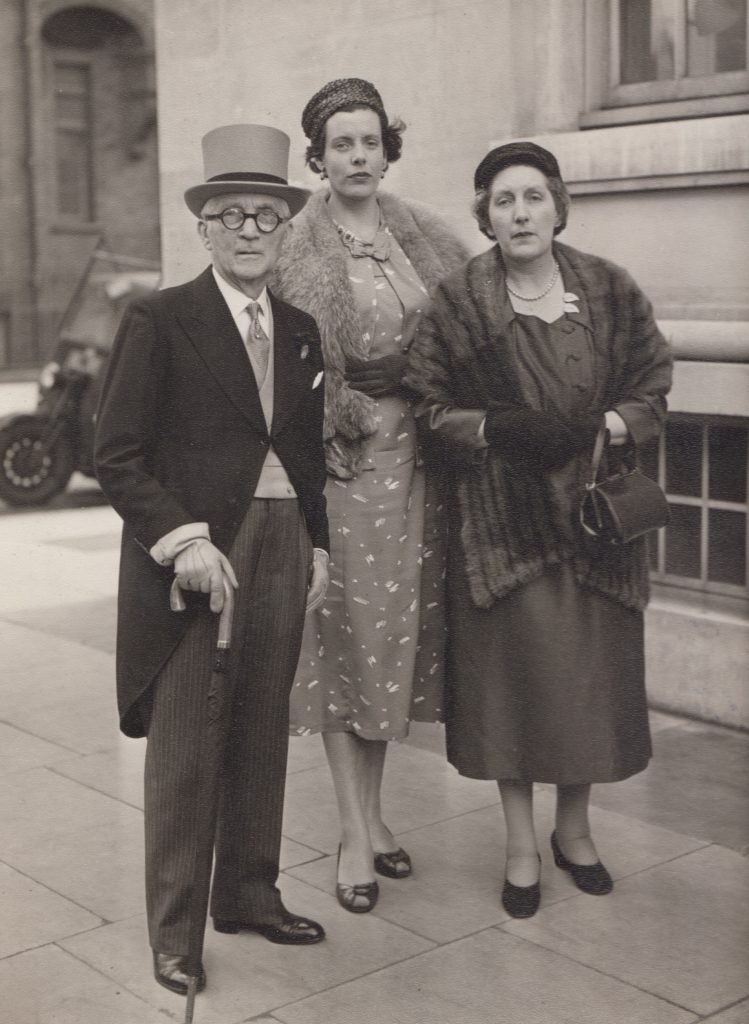 Marie Anna Zariņa kopā ar tēvu Kārli Zariņu un māti Henrieti Londonas ielās. 20. gs. 50. gadi. Avots: LNA_LVA_F2263_A1_L228, 2. lp.