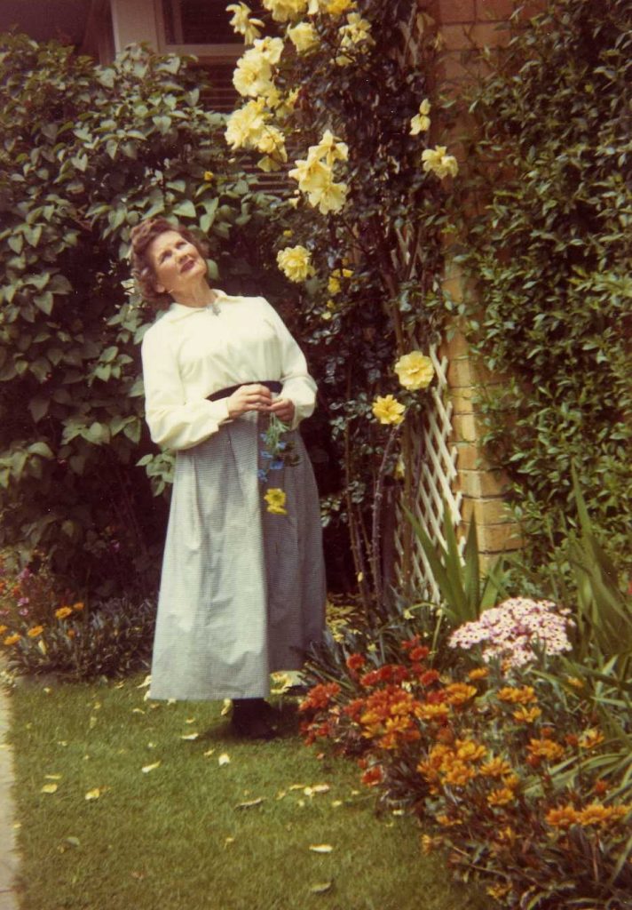 Lilija Dunsdorfa savas mājas dārzā Melburnā Austrālijā. 20. gs. 50.-60. gadi. Avots: LNA_LVA_F2423_1-v_467, 67. lp.