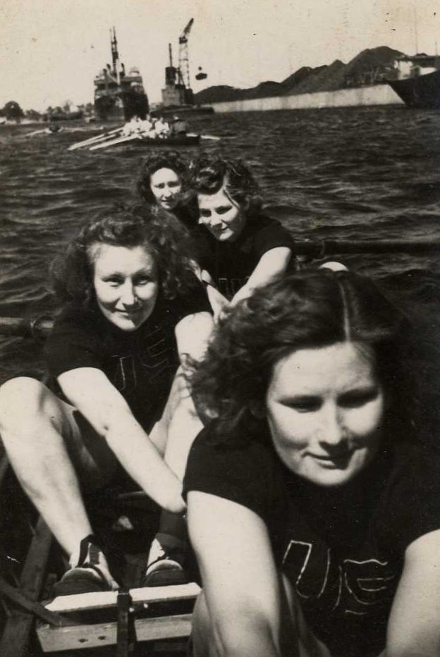 Airēšanas sezonas atklāšana 1943. gadā Rīgā. Priekšplānā Lilija Dunsdorfa. Avots: LNA_LVA_F2423_1-v_8, 35. lp.