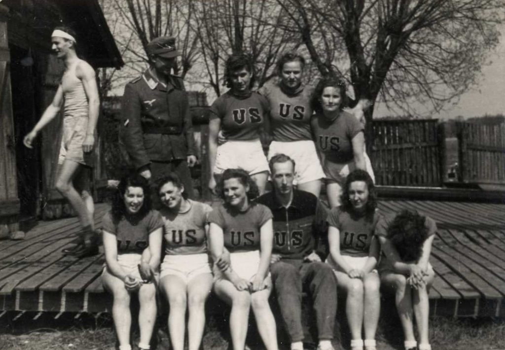 Universitātes Sports airēšanas komanda 1944. gada 14. maijā pēc sezonas atklāšanas. 2. rindā 1. no labās Lilija Dunsdorfa. Avots: LNA_LVA_F2423_1-v_8, 4. lp.