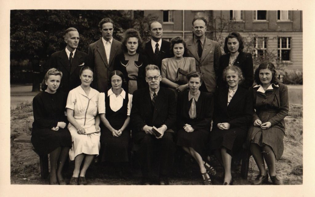 Hānavas, Vācijā, latviešu ģimnāzijas skolotāji. Sēž 1. rindā 2. no labās – A. Gailīte. 1945. – 1949. gads. Avots: LNA_LVA_F2402_US1