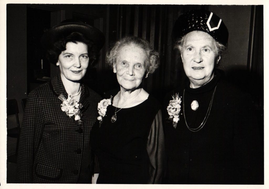 Baltijas Sieviešu padomes goda prezidentes. No kreisās: 1. Emilija Yurkus (Jurkeviciene) (Lietuva), 2. Angelika Gailīte (Latvija), 3. Johanna Päts (Igaunija). 20. gs. 60. gadi. Avots: LNA_LVA_F2402_US2