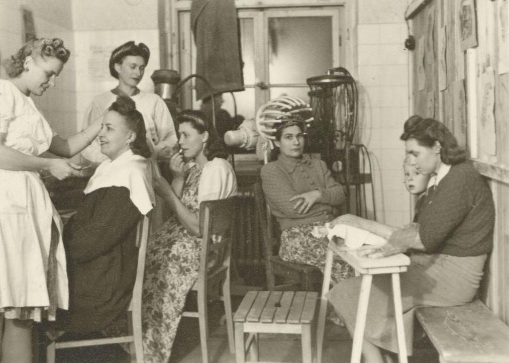 Traunšteinas bēgļu nometnes dāmu frizētava. No kreisās: 2. frizētavas vadītāja B. Vintere. Avots: LNA_LVA_2263_183, 62. lp.