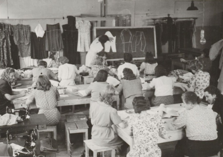 Eslingenes bēgļu nometnes Dāmu šūšanas skola. Avots: LNA_LVA_F2263_1_177, 220. lp.
