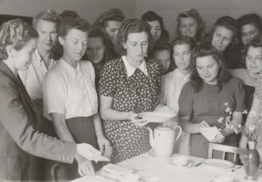 Eslingenes bēgļu nometnes mājturības skola - galda klāšana. Avots: LNA_LVA_F2263_1_177, 219. lp.
