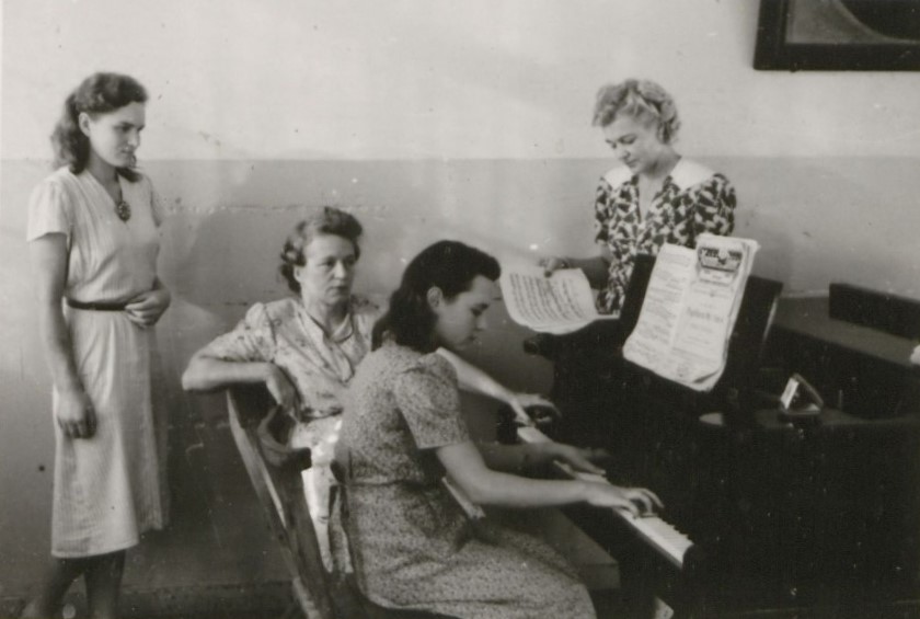 Eslingenes bēgļu nometnes mūzikas skola. Avots: LNA_LVA_F2263_1_177, 56. lp.