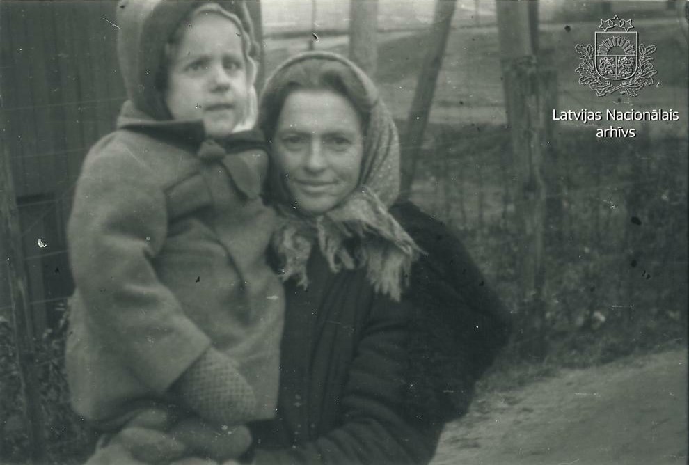Sieviete ar bērnu Gotenhāfenas (tagad - Polija, Gdiņa) ostas Darba pārvaldes Austrumu Strādnieku pagaidu nometnē. Foto: Leopolds Sīpoliņš. Avots: LNA_KFFDA_F181_1_219